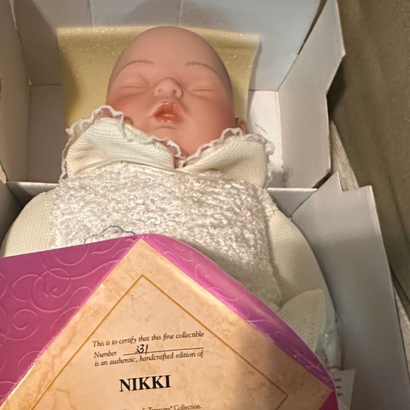 🩷NEW IN BOX NUMBERED PREMIUM EDITION Dreams and Treasures porcelain doll - Picture 3 of 7